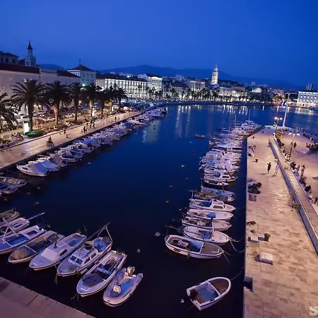Apt With Patio In The Very Center Of Split Appartement *