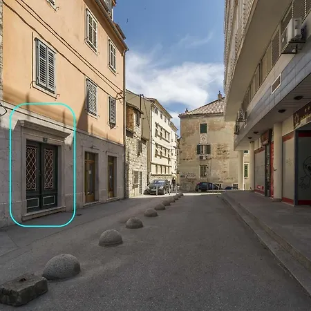 Apt With Patio In The Very Center Of Split Appartement *